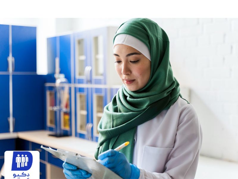 مسئول داروخانه درحال مدیریت نوبت